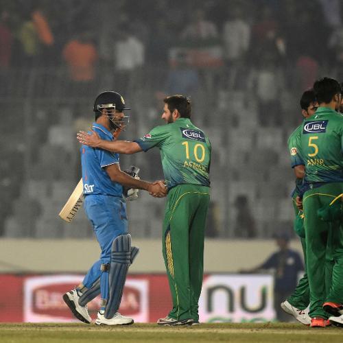 Afridi greets Dhoni for India's 5-wicket win
