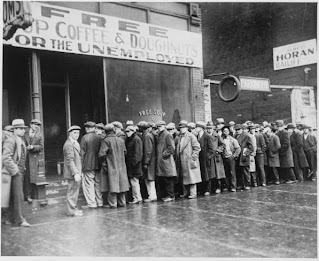 Desempregados fazem fila para receber comida de graça em restaurante público em Chicago em 1931, durante a recessão