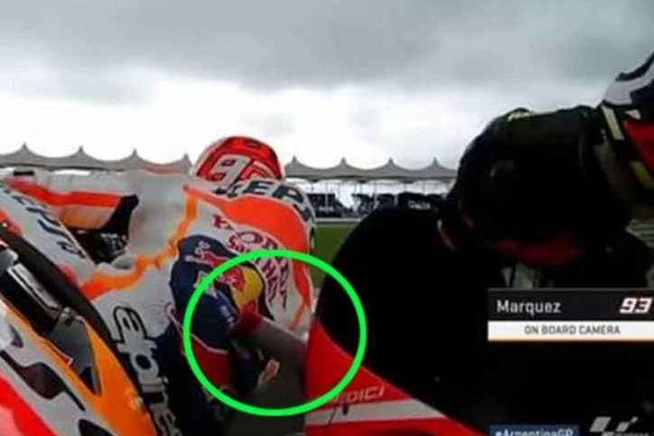 Aksi Marquez mencoba menyalip pembalap lain yang cukup berbahaya karena adanya winglet Photo: motogpstar.com
