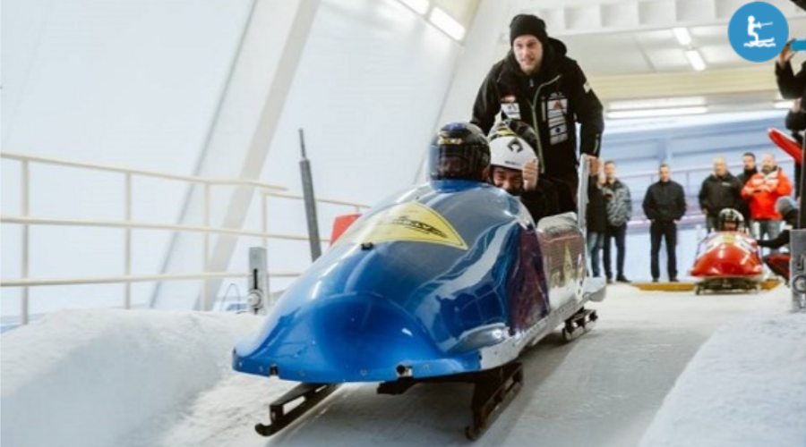 Nobrauciens bobsleja trasē