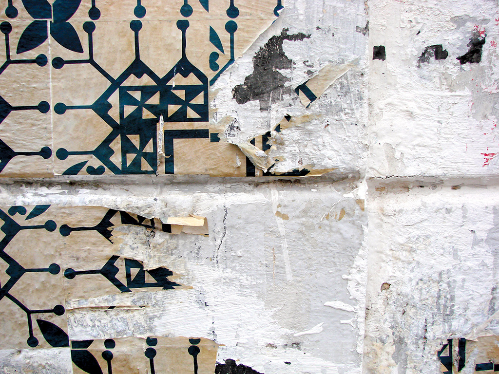 Azulejo de Papel rasgado em fachada de casa abandonada (Coletivo Poro)