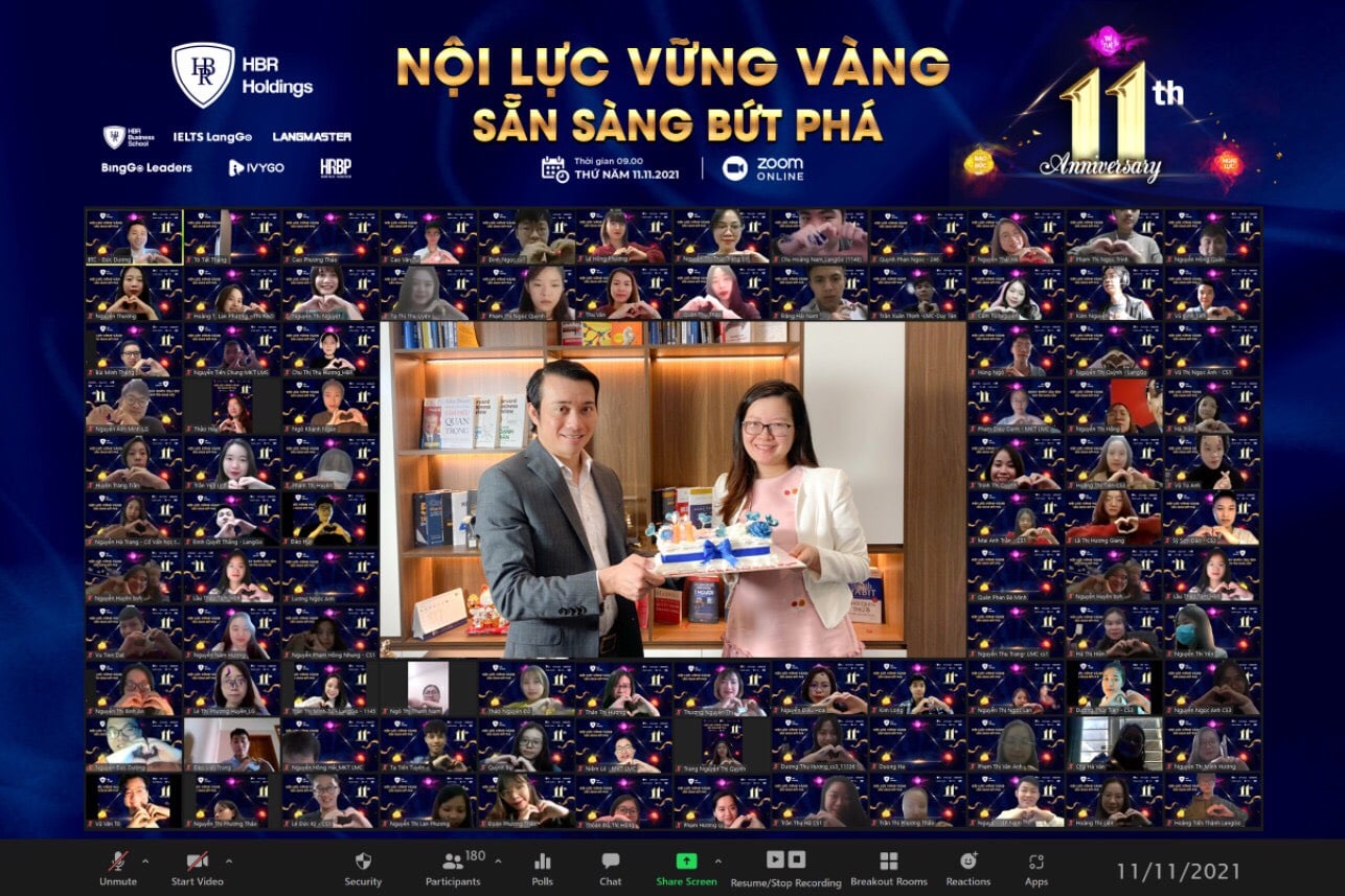 Chủ tịch Nguyễn Tiến Dũng thay mặt Ban Lãnh đạo HBR Holdings cắt bánh kem sinh nhật tuổi 11 của HBR Holdings
