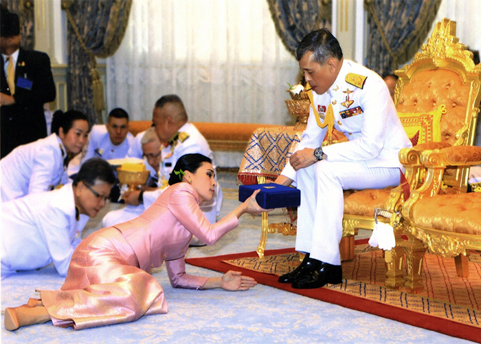 Nếu đi du lịch Thái Lan mà bắt gặp người dân Thái đang hát bài hát “Hoàng ca” thì nên dừng lại giữ trật tự