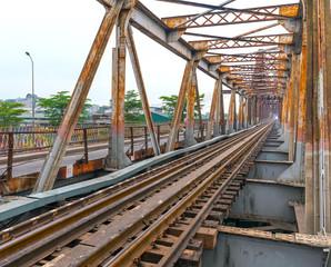 Đường ray xe lửa cổ điển dẫn qua cầu Long Biên nổi tiếng, Hà Nội, Việt Nam.  Đây là tuyến đường sắt được xây dựng rất lâu đời và vẫn còn hoạt động cho đến ngày nay