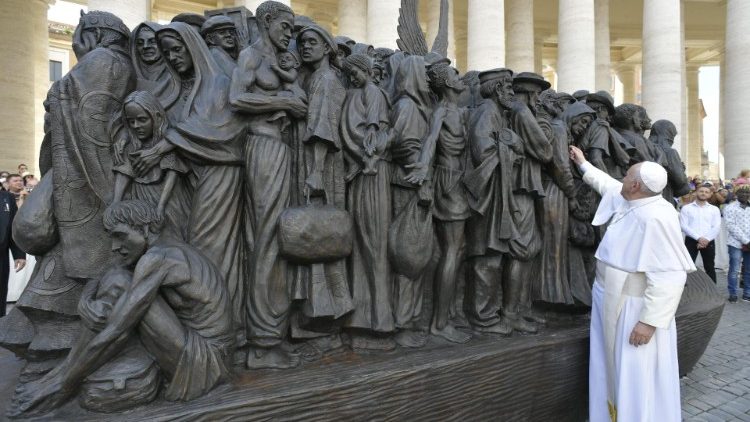 Đức Thánh Cha Phanxico khánh thành bức điêu khắc kích thước thật về người di cư xuyên suốt lịch sử & thế giới