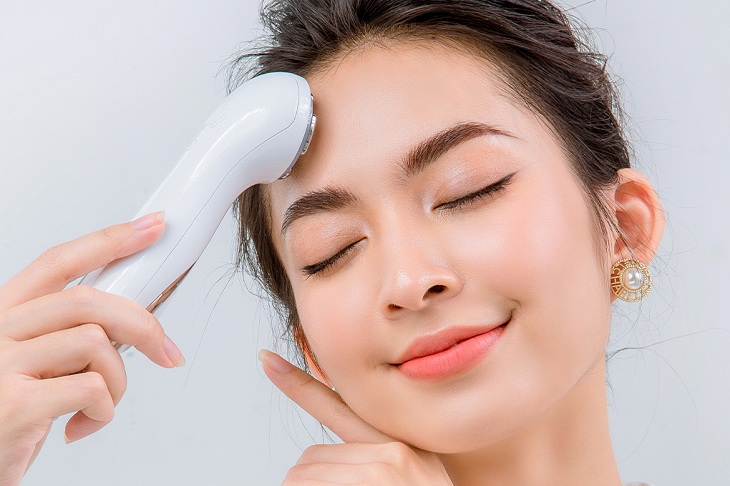 cách làm đẹp da mặt tại nhà - Massage mặt thường xuyên