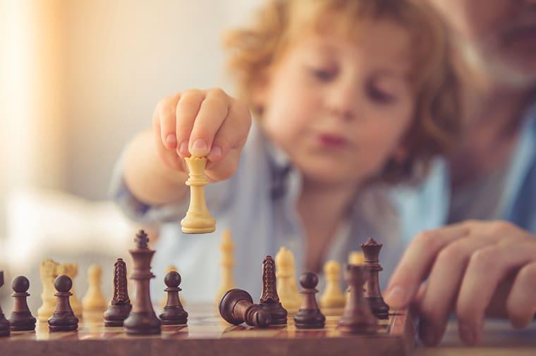 Картинки по запросу "Советы, как научить ребенка играть в шахматы Польза шахмат для детей Когда начинать обучение Как заинтересовать ребенка игрой Процесс обучения Полезные советы"