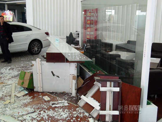 The incident damaged the front desk. (via Netease)