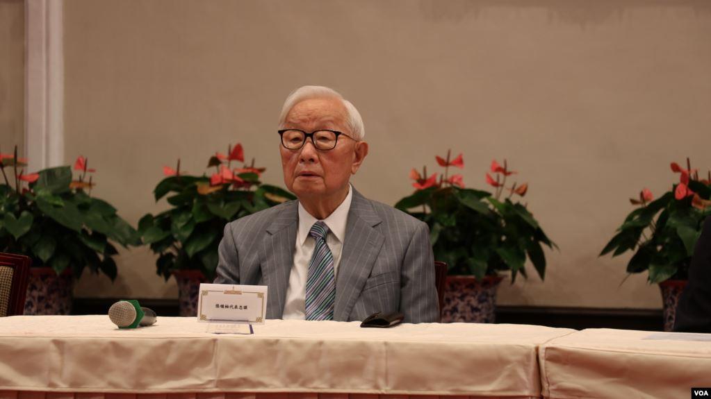 代表台湾参加今年APEC经济领袖会议的台积电创办人张忠谋于21日出席“APEC暨经济领袖会议会后记者会”。(美国之音李玟仪摄)