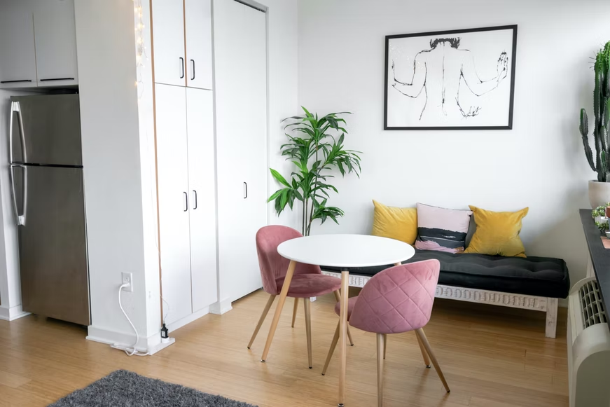 Decorar apartamento pequeno: sala com mesa de madeira integrada com cozinha
