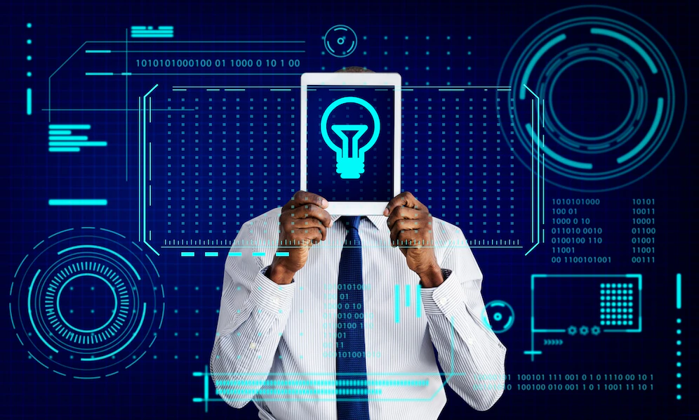 Inovação radical: homem segurando tablet na frente do rosto com símbolo digital de lâmpada na tela. No fundo, há símbolos representando tecnologia.