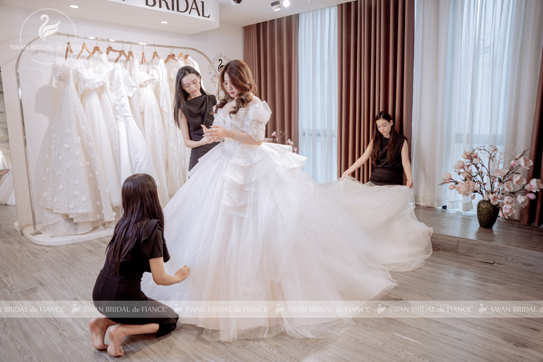  Dù lựa chọn thuê váy cưới hay thiết kế váy cưới, cô dâu đều được tư vấn - phục vụ kỹ lưỡng 