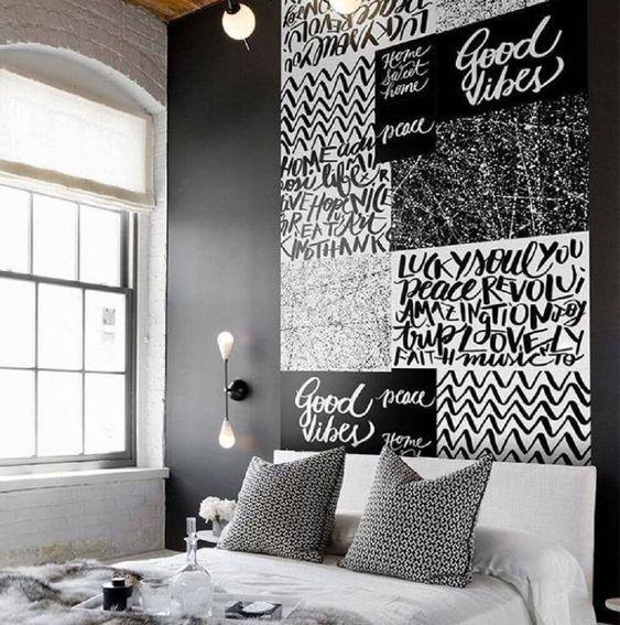 Quarto com paredes pretas com adesivo preto e branco na cabeceira da cama até o teto e paredes laterais brancas.