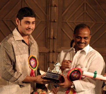 Twitter \ TeluguCinemaHistory على تويتر: "Mahesh Babu recieving Nandi Award  for 'Nijam, 2003' https://t.co/T9VmXeXb54"