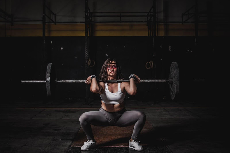 https://www.pexels.com/photo/woman-lifting-barbell-1552249/