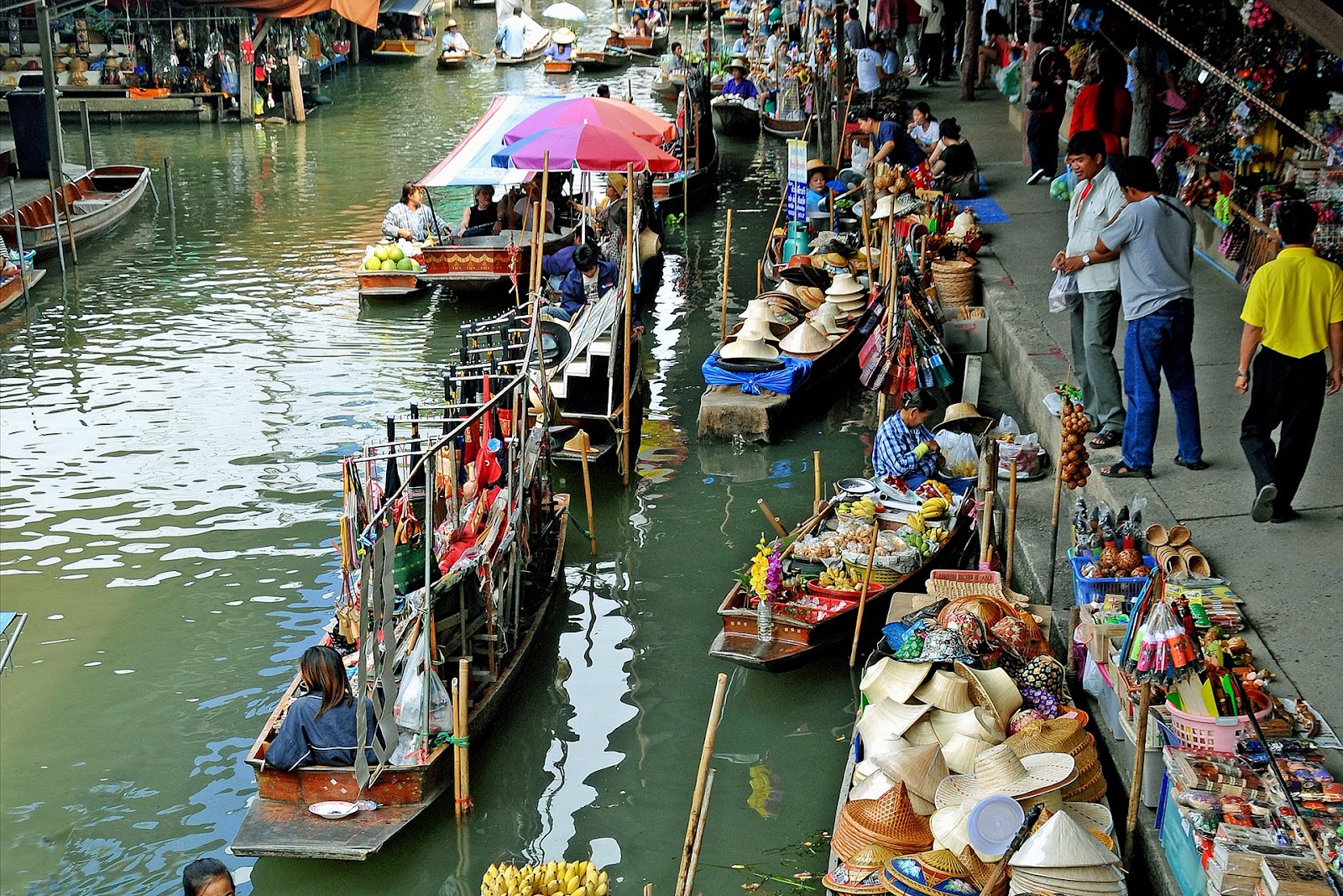 le-marche-flottant-en-Thailande