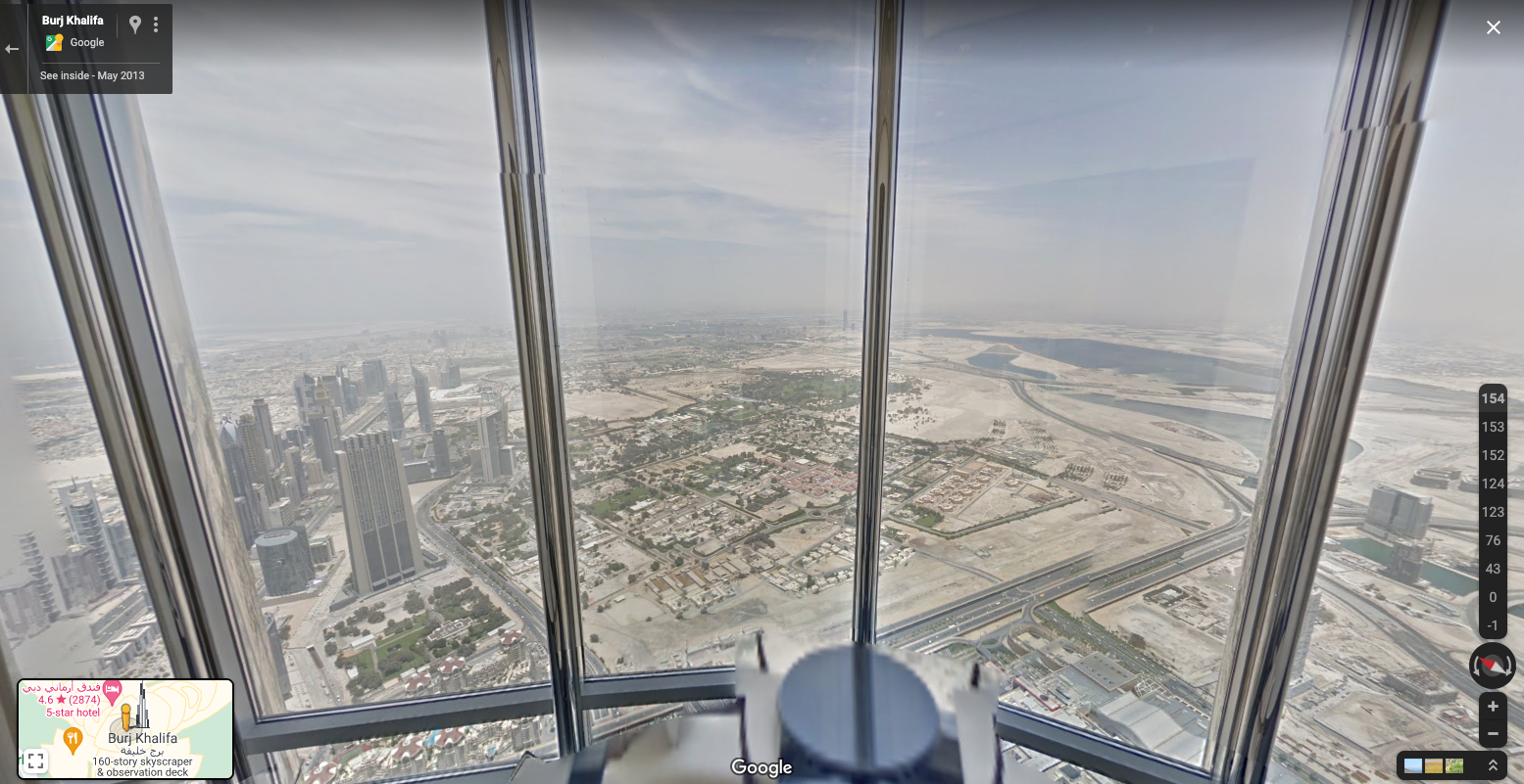 Images Street View de la plus haute fenêtre du Burj Khalifa, avec vue sur la ville de Dubaï.