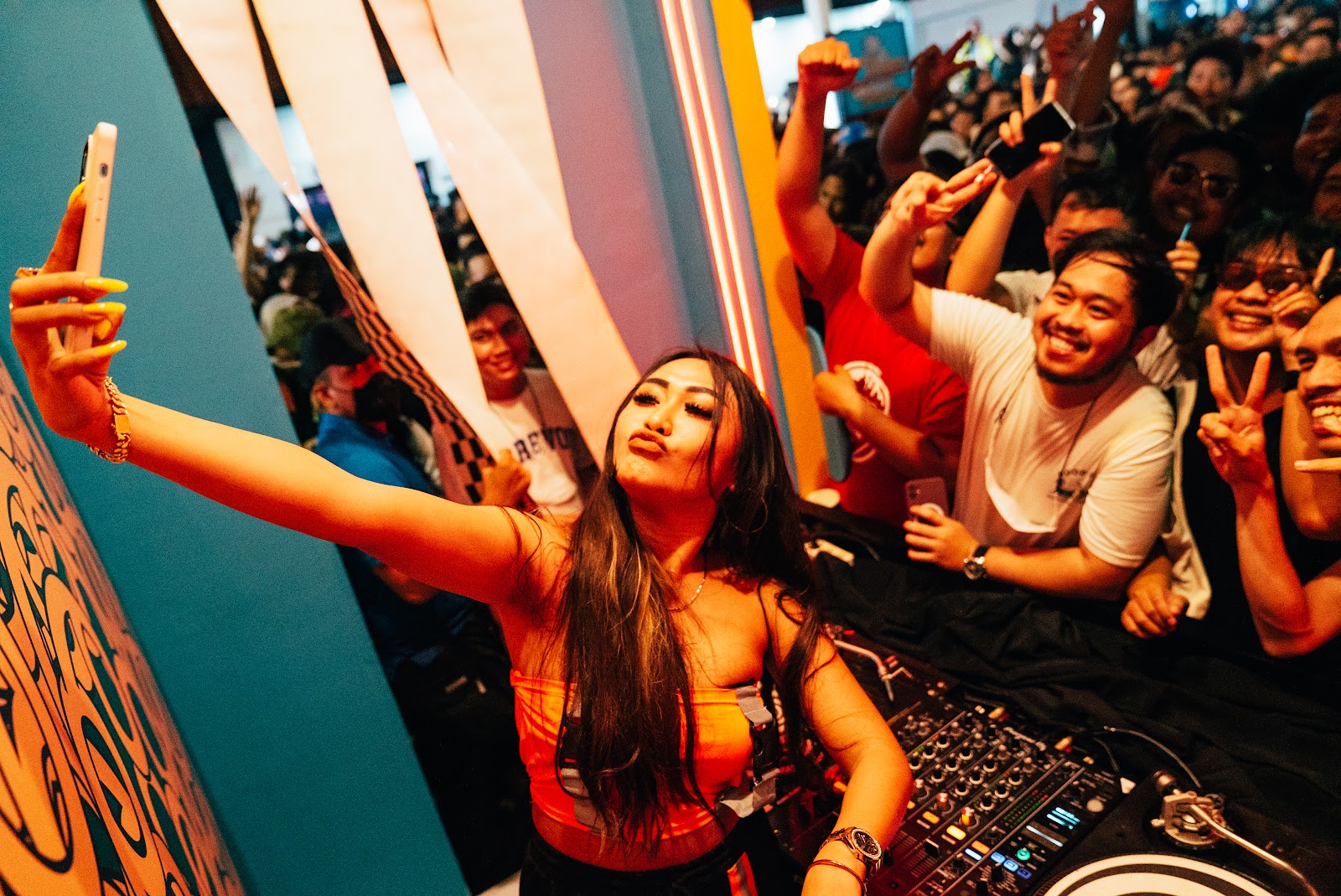 Keseruan penonton saat menikmati alunan musik dari DJ Tessa Morena di hari pertama Synchronize Fest 2022 (Foto: Dokumentasi Synchronize Fest 2022)