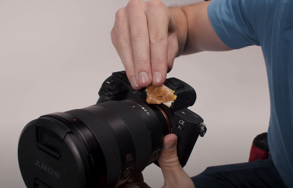 初學狗攝影的技巧之一：相機黏上小零食