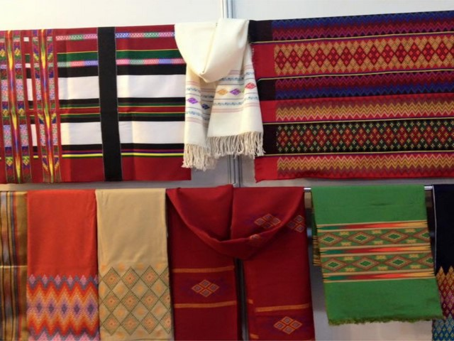 Textiles con patrones y colores representativos