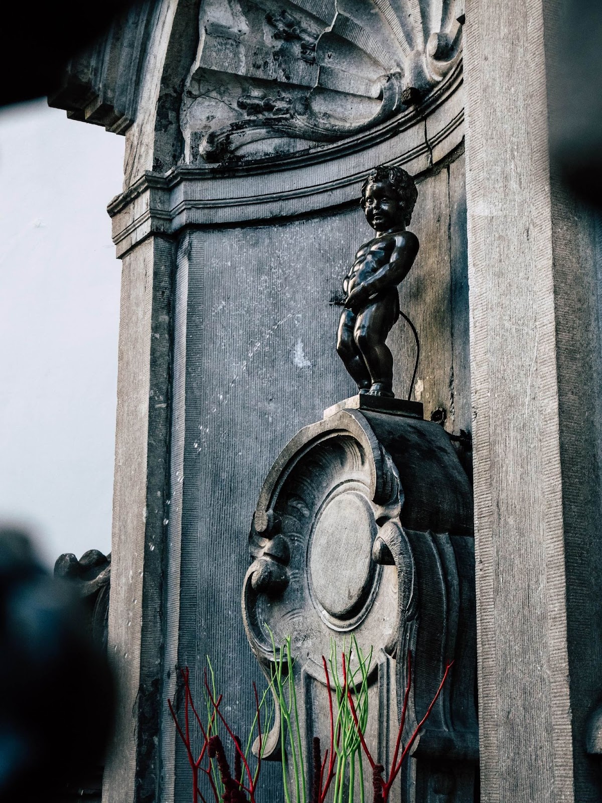 1 day in Brussels, Manneken Pis, small boy peeing into fountain basin, iconic symbol of Brussels
