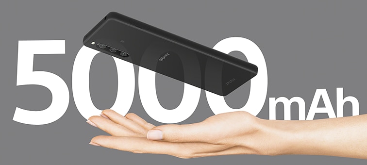 An Xperia 10 IV in black above an outstretched hand, with the logo for 5000mAh in the background