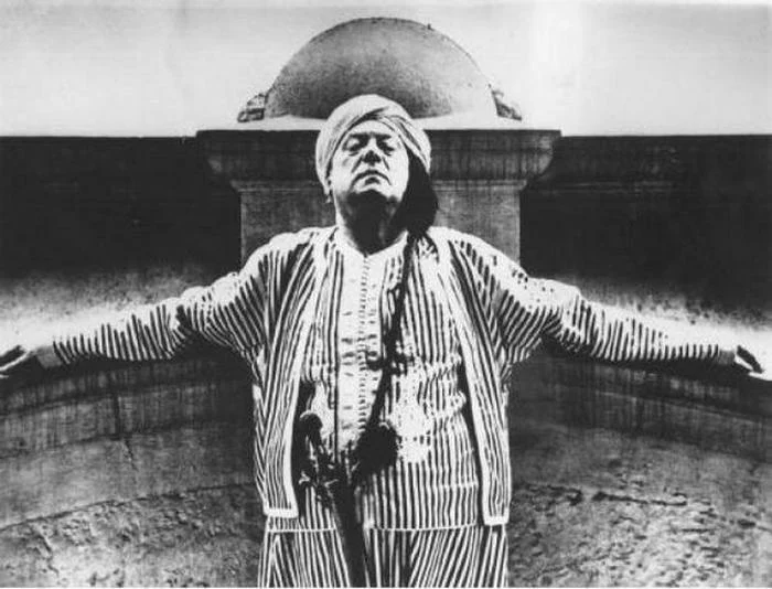 Crowley, şeytani koruyucu melek Aiwass'ın yazarıdır.