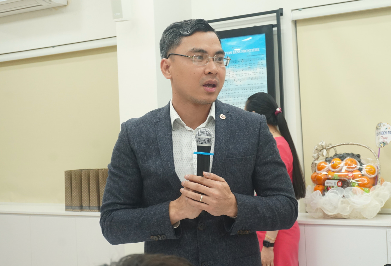 Director Phùng Danh Thắng speaking at the meeting 