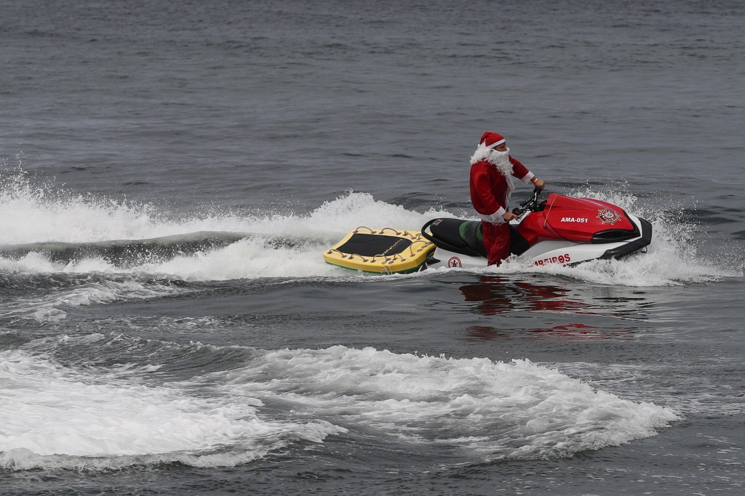 Papa Noel sustituyendo el trineo por una moto acuática en Brasil