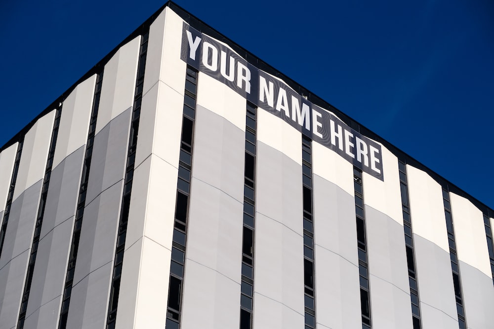 "Your name here" gebouw als voorbeeld van handelsnaam
