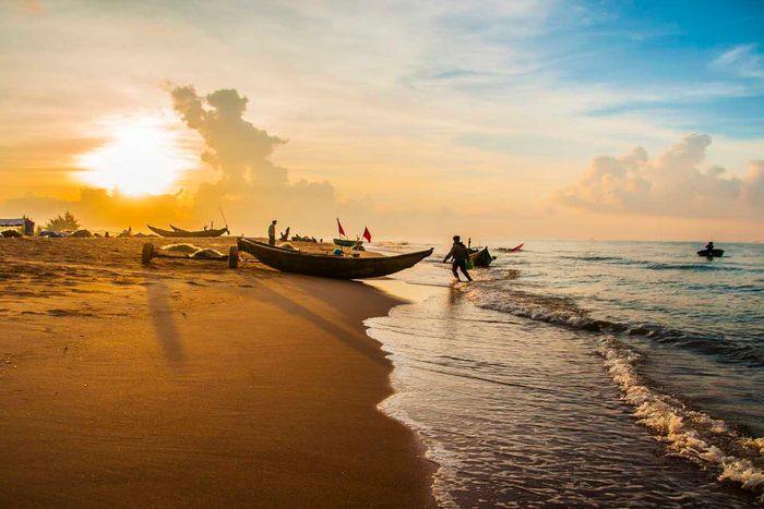 Tour du lịch Vũng Tàu - Bãi Long Hải bình yên với các lớp sóng xô bờ 
