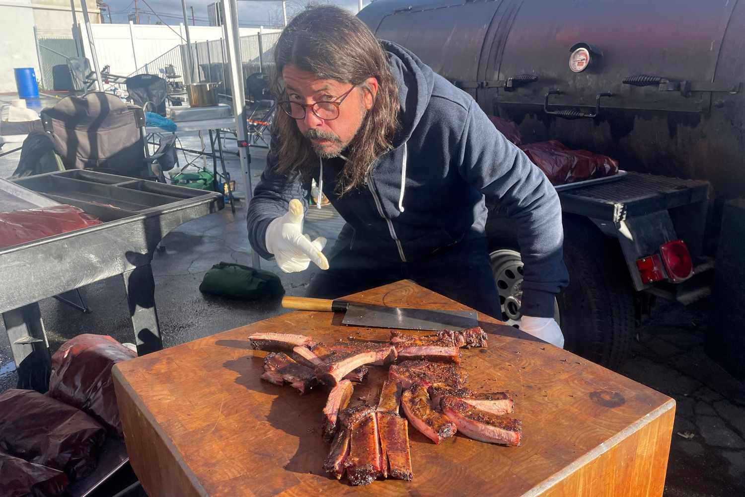 Dave Grohl a passé 16 heures à préparer un BBQ pour les sans-abri de Los Angeles
