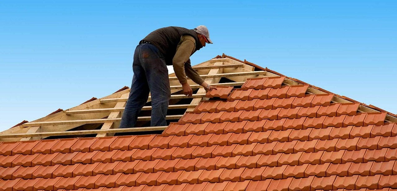 Addressing Common Commercial Roofing Issues with Professional Help