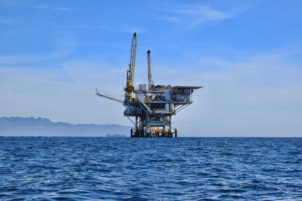 Foto de uma plataforma de petróleo no meio do mar.