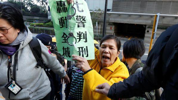 民主党议员闹区用话筒与警察对话被判“袭警”罪成