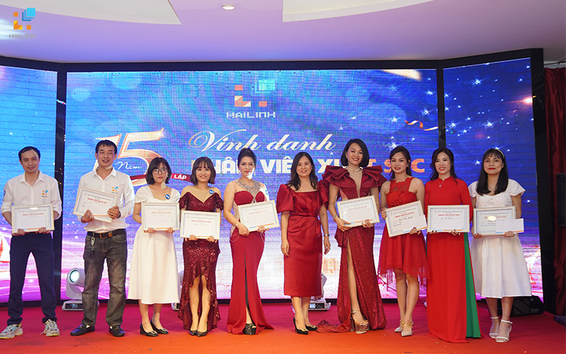 Bà Phạm Thị Hải phó giám đốc công ty trao bằng khen và phần quà khen thưởng cho những cá nhân có thành tích xuất sắc năm 2021