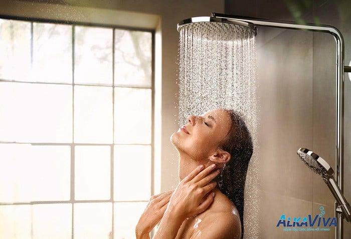 LÀN DA ĐẸP RẠNG RỠ NHỜ VÒI HOA SEN DƯỠNG ẨM ALKAVIVA