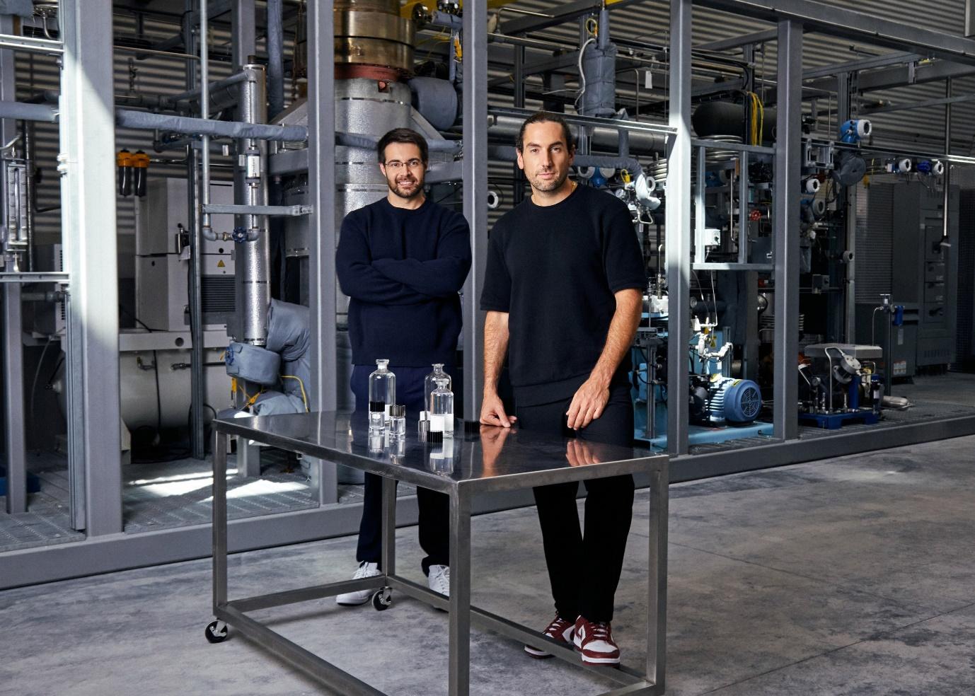 스태퍼드 시핸과 그레고리 콘스탄틴(Gregory Constantine)이 설립한 에어 컴퍼니는 이산화탄소를 효모의 발효 원료로 변환하는 방법을 연구하고 있다.