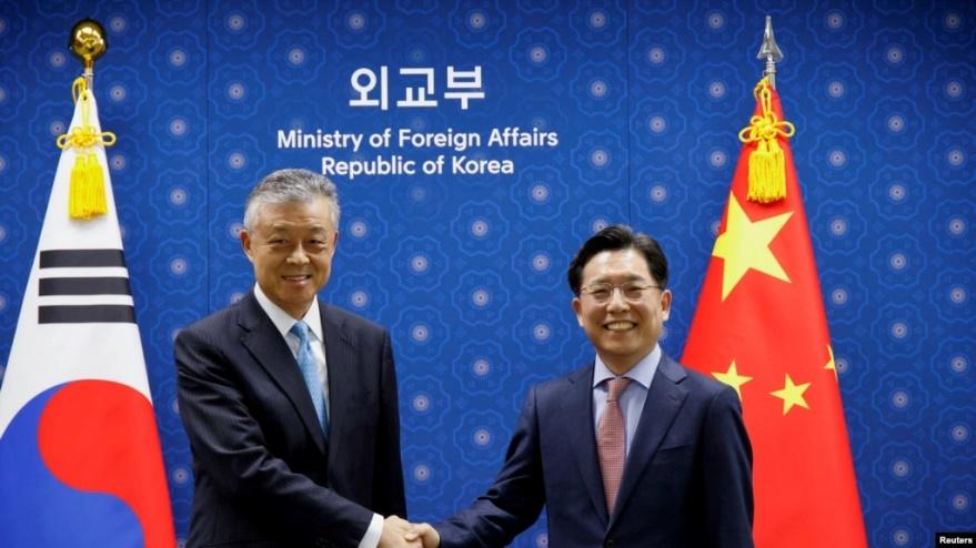 Ông Lưu Hiểu Minh (Liu Xiaoming), Đại diện đặc biệt của Chính phủ Trung Quốc về các vấn đề trên Bán đảo Triều Tiên, và người đồng cấp Hàn Quốc, Noh Kyu-duk, tại Seoul, ngày 3/5/2022.