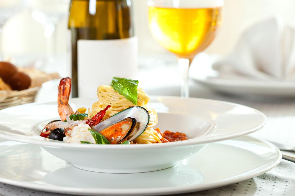 Quali sono i vini migliori da abbinare ai piatti di pesce? | Svinando Wine  Club
