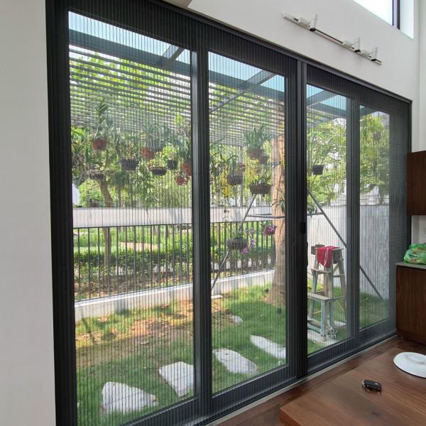 Cửa lưới ngăn muỗi dạng xếp rất thích hợp cho ngôi nhà có thiết kế kiểu sân vườn