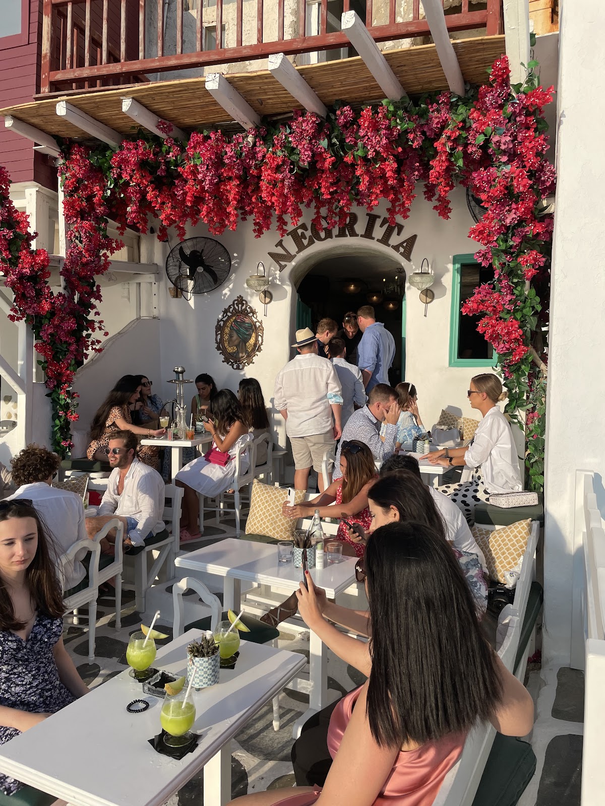 Bar à ambiance le Negrita, plusieurs personnes boivent un verre en terrasse. A faire à Mykonos