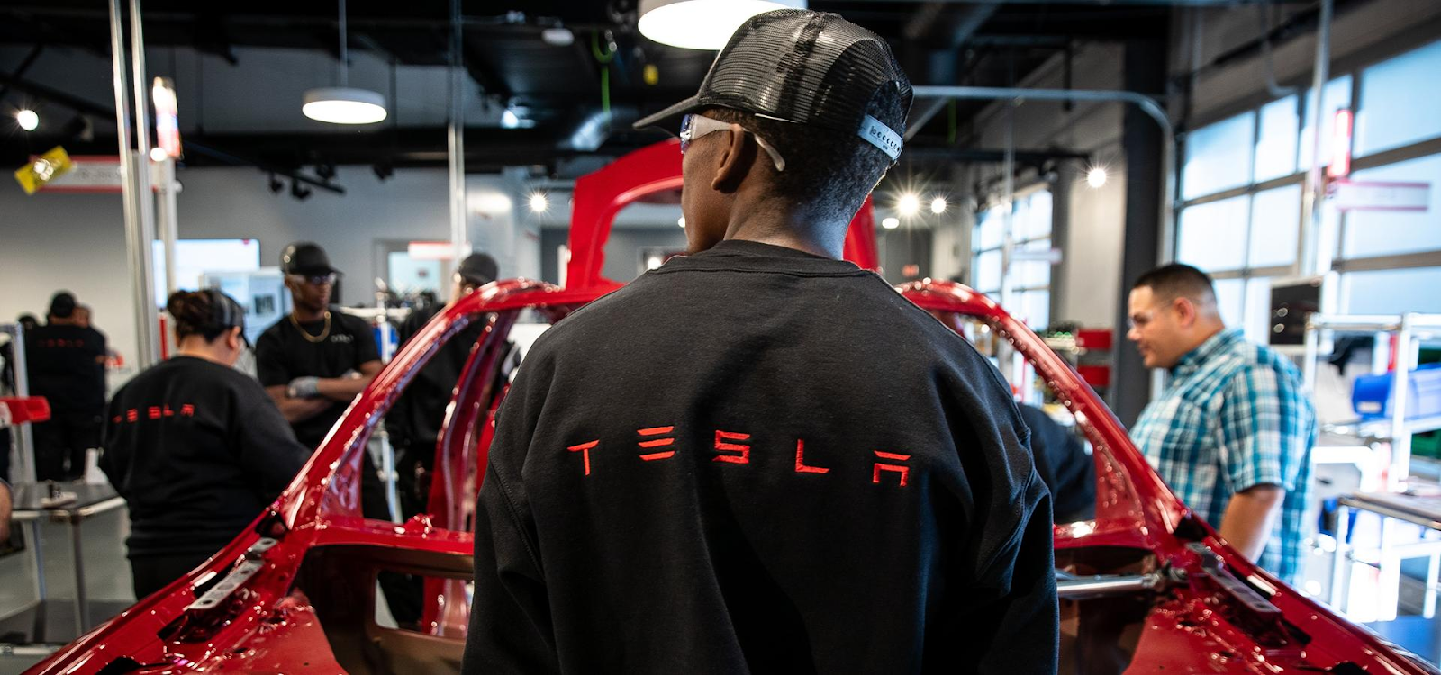 Умови роботи на заводі Tesla фото