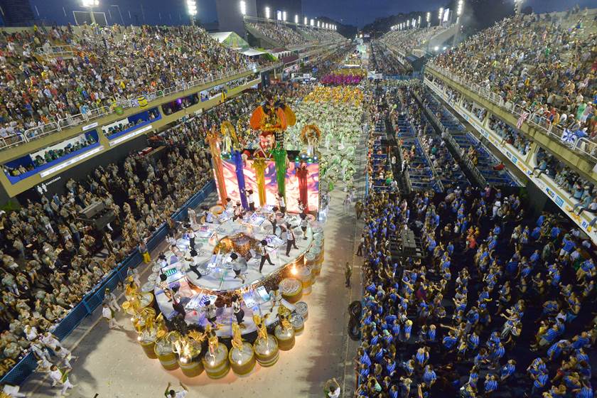 Escola de samba do Rio de Janeiro durante passando pela sapucaí, durante desfile de Carnaval.