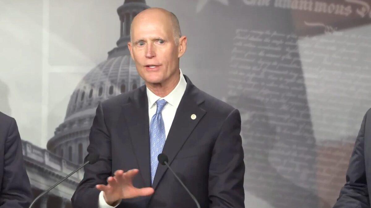 Thượng nghị sĩ Rick Scott (Cộng Hòa-Florida) nói tại một cuộc họp báo về dự luật chi tiêu tổng hợp rất lớn của Đảng Dân Chủ ở Hoa Thịnh Đốn hôm 07/12/2022, trong một cảnh trích từ một video phát trực tiếp của NTD. (Ảnh: NTD)
