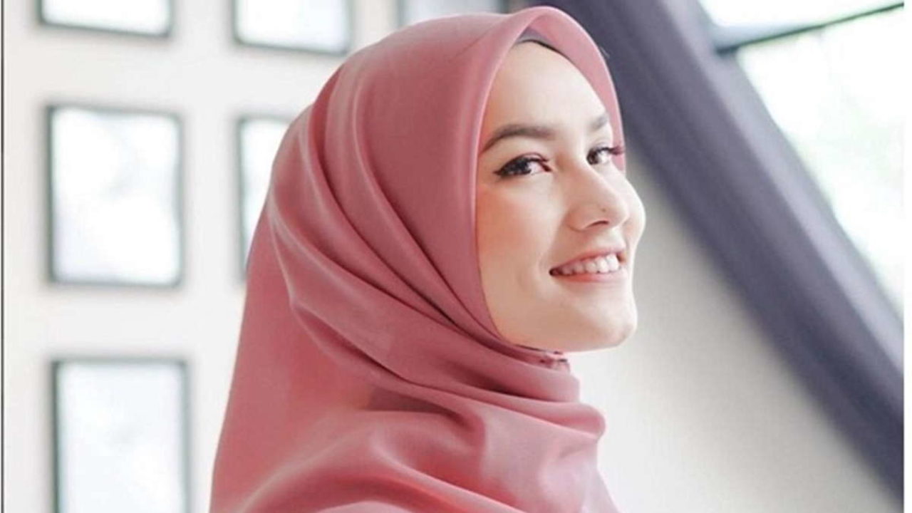 hijab simpel ke toko kelontong