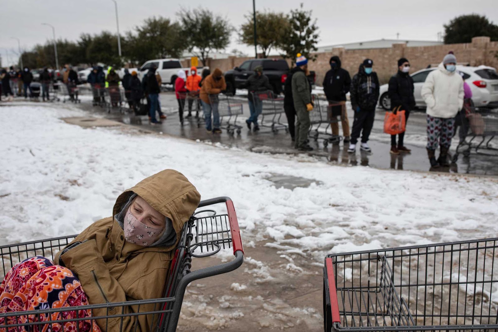 imagen de personas esperando en una larga cola para recibir recursos tras la mortal tormenta invernal de Texas en 2021