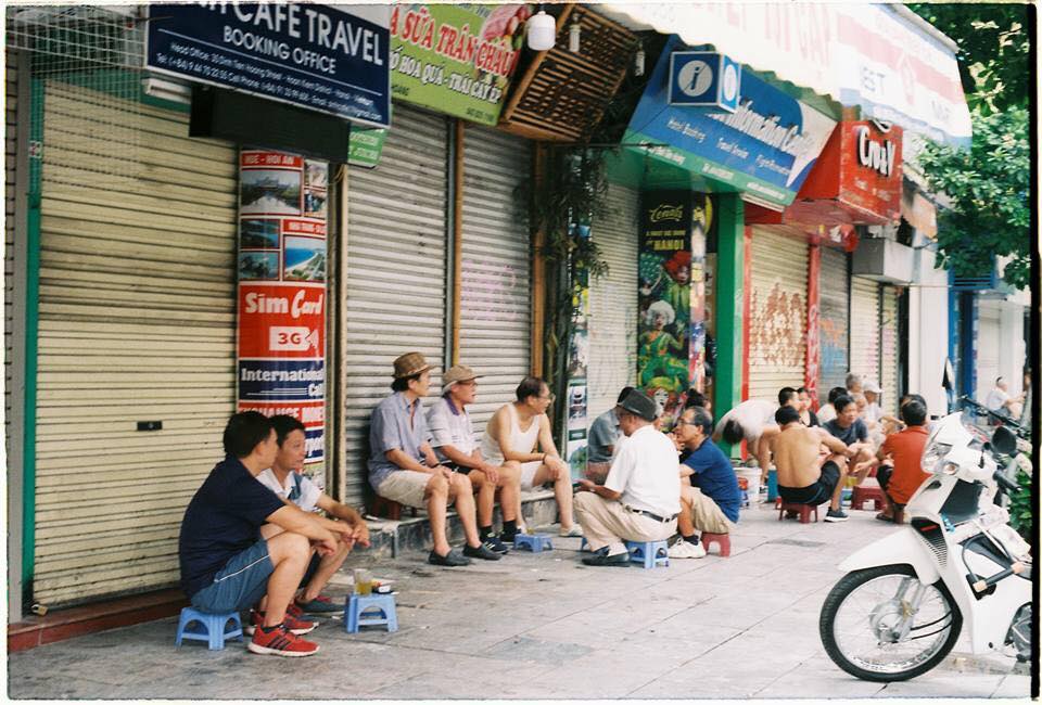 Trà đá vỉa hè- được coi là 1 nét văn hoá của người Việt