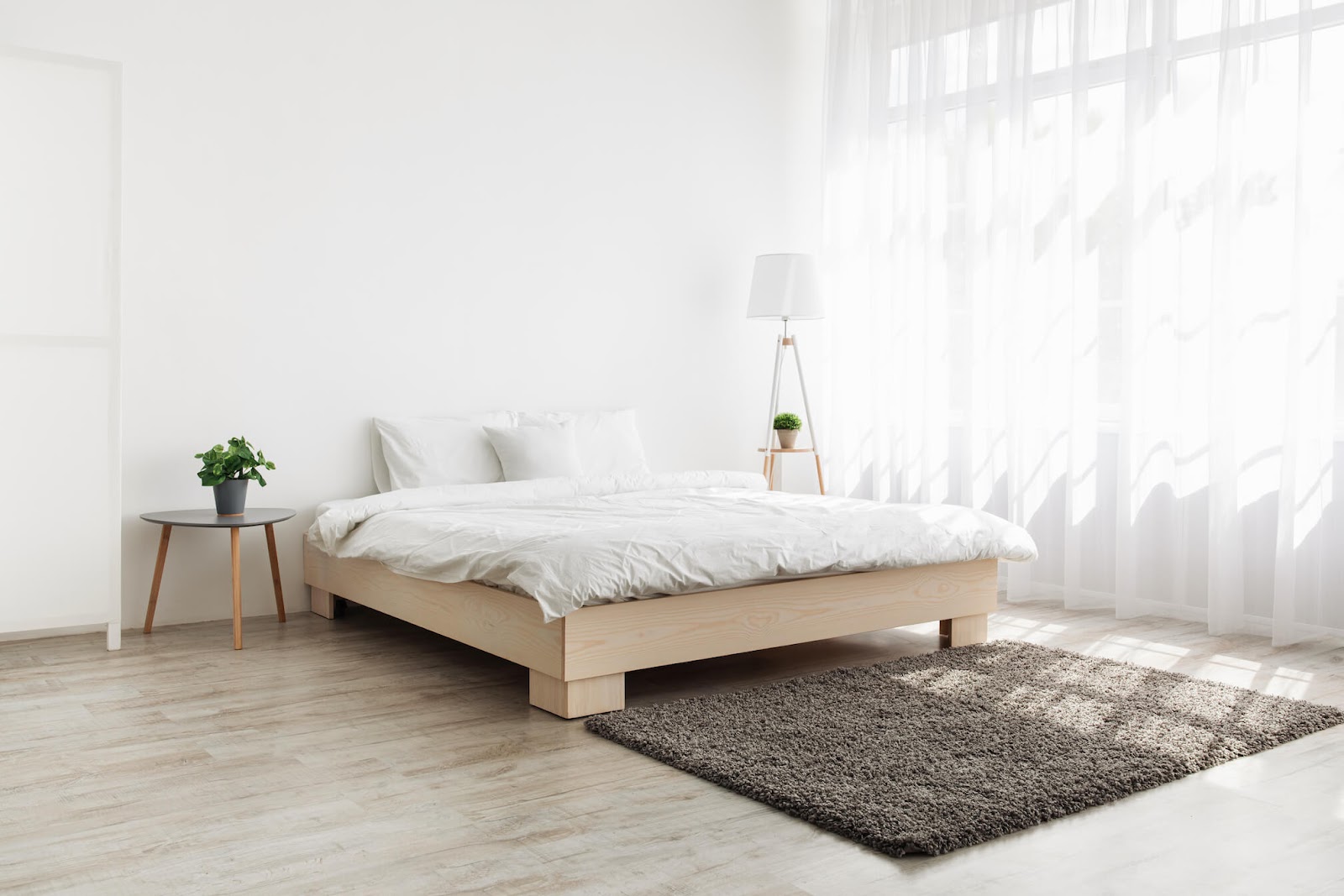 現代簡約風格特色：簡約的臥室設計強調開放式空間、減少多餘的隔間
