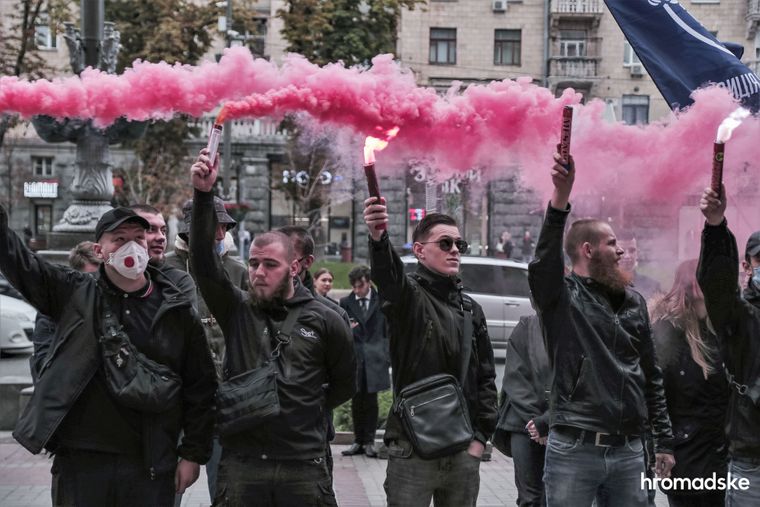 Активисты организации «Традиция и порядок» проводят акцию против ЛГБТ возле Киевской городской государственной администрации